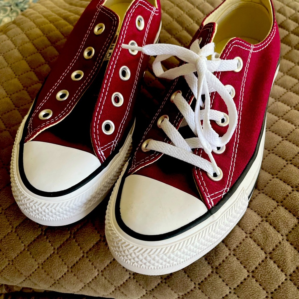 Maroon Converse Low Tops for Women, size 6.